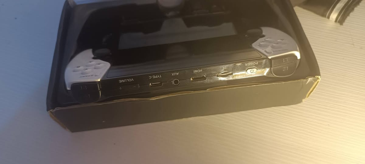 استمتع بوقتك مع جهاز الترفيه المحمول SF3500! 🎮🎬
للبيع جهاز ألعاب ووسائط متعددة كامل:
✅ ألعاب كلاسيكية (PlayStation، Sega، والمزيد)
✅ شاشة 5 إنش لمشاهدة الأفلام والصور
✅ منفذ HDMI للتوصيل بالشاشة الكبيرة
✅ تصميم مريح ومثالي للسفر والترفيه
📍 متوفر حالياً.
🚚 خدمة التوصيل متوفرة لجميع المناطق!
للاستفسار، أرسل لي رسالة (العدد محدود).

کاتەکانت بە ئامێری SF3500 خۆش بکە! 🎮🎬
​ئەم ئامێرە تەنها یاری نییە، بەڵکو ناوەندێکی ترفیهی تەواوە:
✅ یارییە کلاسیکییەکان (PlayStation، Sega، و چەندانی تر)
✅ شاشەی 5 ئینچ بۆ سەیرکردنی فیلم و وێنە
✅ دەرچەی HDMI بۆ بەستنەوە بە تەلەفزیۆن
✅ دیزاینێکی زۆر ئاسوودە بۆ گەشت و کات بەسەربردن
​📍 ئامێرەکە بەردەستە.
🚚 خزمەتگوزاری گەیاندن (Delivery) بۆ هەموو ناوچەکان هەیە!
بۆ نرخ و وردەکاری زیاتر نامە بنێرە. أربيل, العراق


**إذا كنت صاحب هذا الإعلان وتريد حذفه لأي سبب، رجاءا أرسل رسالة إلى الدعم الفني**