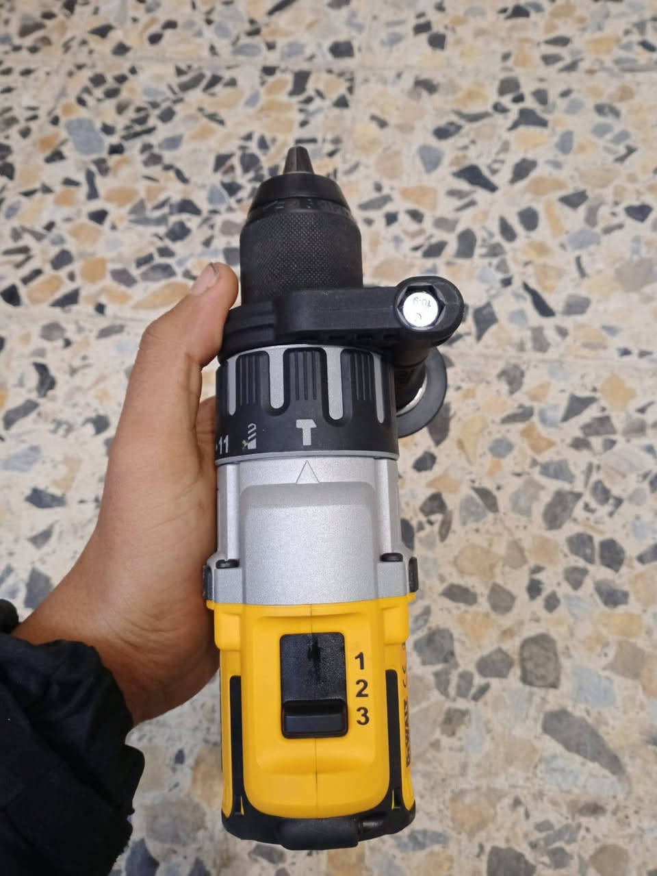 السلام عليكم  دريل ديوالت امركي اصلي
***********
الدريل فارغ
