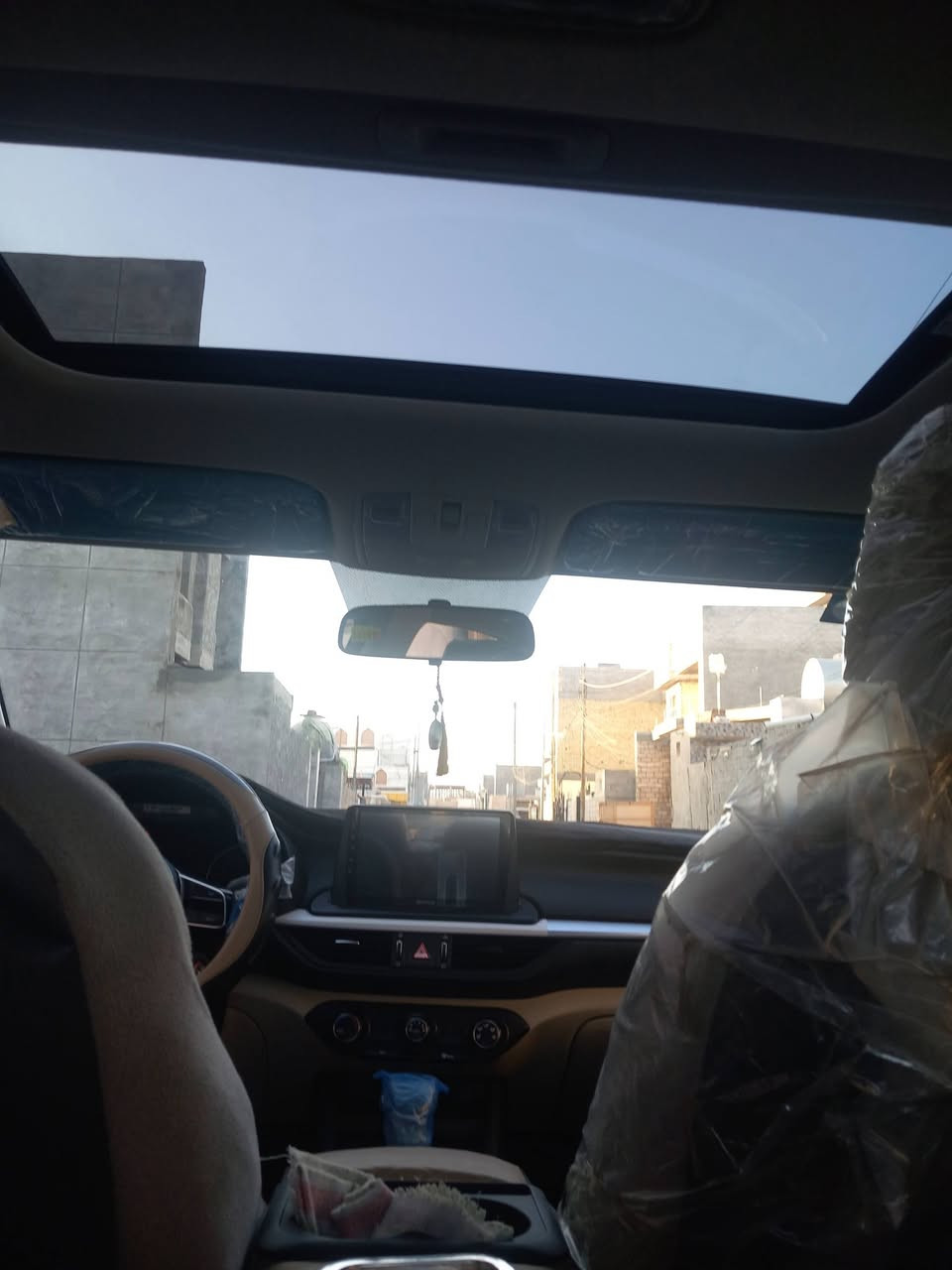 السلام عليكم سيراتو موديل 2024 فول مواصفات محرك 2000 دوش السياره بيها بارد جاملق لخلفي موضح بصوره السياره ماشيه70 الف بسمي أرقام نكليزي بسمي تحويل ثاني يوم ..سعر 182... مكان الرمادي ***********
