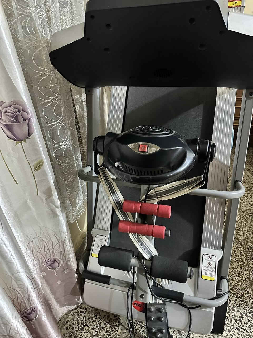 السلام عليكم جهاز جري استخدام منزلي نضيف وزن يتحمل 150 كيلو مأطور جبلي سعره 250 بي مجال بي حزام تكسير  شحوم تدليك جسم كامل العنوان شهداء  ايضن للعلم جهاز دهن يحتاج فقط (***********)
