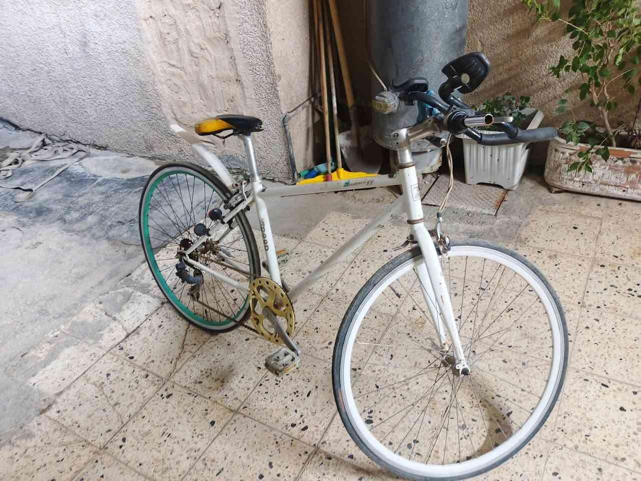 سلام عليكم بايسكل c700 ياباني للبيع نقوصاته چوابه  و سيم مال عكرب سعر 80 وبيه مجال مكاني بغداد حي الخضراء رقم الهاتف ***********
