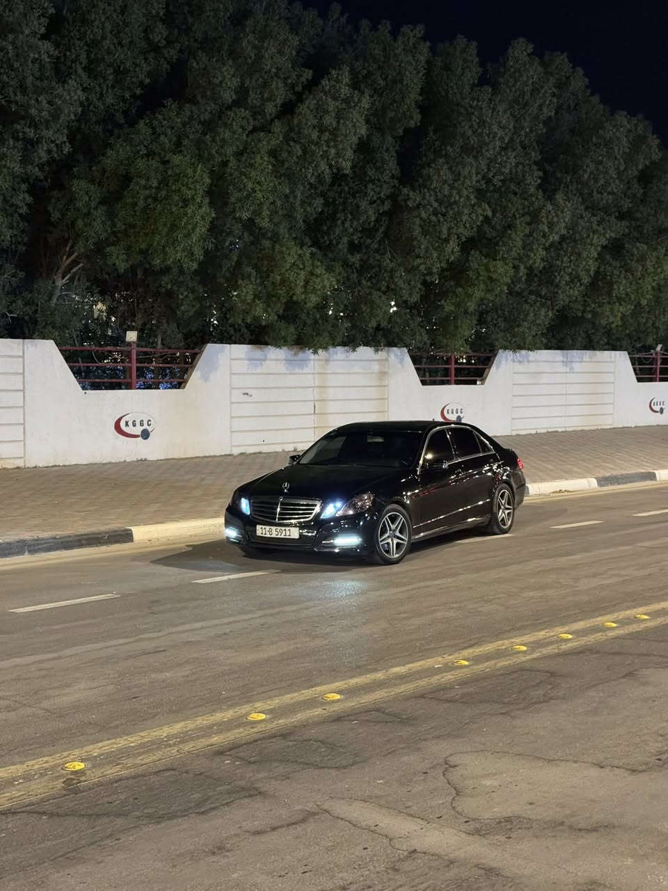 يالله
للبيع او المراوس حسب القناعه 
 مارسيدس e350
2011

رقم بغداد بأسمي مميز يباع معه السياره 
حادثها قطعتين صبغ 

مواصفات فوووول فووول للاخير

     • المحرك: V6
 • فتحة سقف.
 • حساسات أمامية وخلفية.
 • كاميرا خلفية.
 • مصابيح LED / Xenon مع نظام إضاءة ذكي.
 • مرايا كهربائية قابلة للطي.
 • ويل كروم مقاس  18 إنج.
 • مقاعد جلد كهربائية.
 • خزن للمقاعد (Memory).
 • تدفئة وتبريد للمقاعد.
 • ستيرن كهرباء (تحكم كهربائي بالمقود).
 • نظام COMAND شاشة وسطية مع تحكم دائري.
 • بلوتوث + CD وUSB.
 • مكيف ثنائي المناطق.
 • ستارة خلفية كهربائية.
 • إضاءة داخلية محيطية.
 • تشغيل زر Start / Stop.
 • 9 وسائد هوائية.
 • نظام الثبات الإلكتروني ESP.
 • نظام منع الانزلاق ABS.
 • نظام مراقبة النقطة العمياء.
 • نظام تنبيه مغادرة المسار.
 • نظام Attention Assist لتنبيه السائق.
 • مثبت سرعة Cruise Control.
 • نظام مراقبة ضغط الإطارات TPMS
وبعد بيها هواي مواصفات
مكانها كربلاء 
سعرها 175 وبيها مجال 
***********
