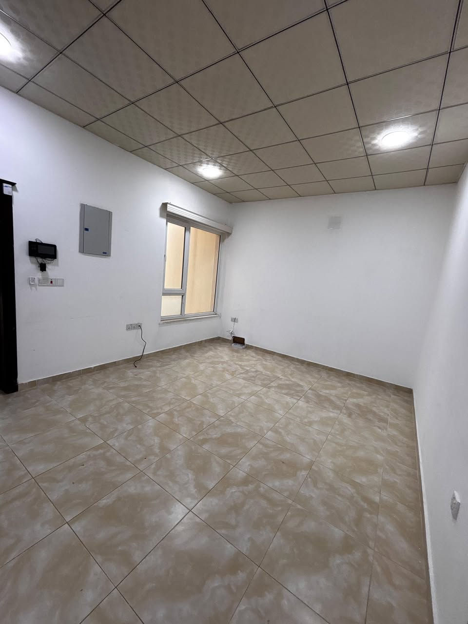 � إعلان للإيجار – فرصة مميزة للسكن الراقي

🏡 بيت للإيجار في مجمع لانة ستي 

✨ يتميز الموقع بالهدوء والأمان داخل مجمع متكامل الخدمات، حيث يوفر بيئة مناسبة للعوائل مع بنية تحتية حديثة وخدمات متكاملة مثل الحدائق، المدارس، الأسواق، ومواقف السيارات  

🔹 تفاصيل العقار:

* عدد الغرف: (4)
* عدد الحمامات: (3)
* صالة + مطبخ
* حديقة / كراج  

💡 مميزات إضافية:
✔ كهرباء وماء متوفرين 24 ساعة
✔ منطقة آمنة ومخدومة
✔ قريب من الأسواق والخدمات
✔ مناسب جداً للعوائل

💰 السعر: (مناسب جداً )

📞 للتواصل: ***********
