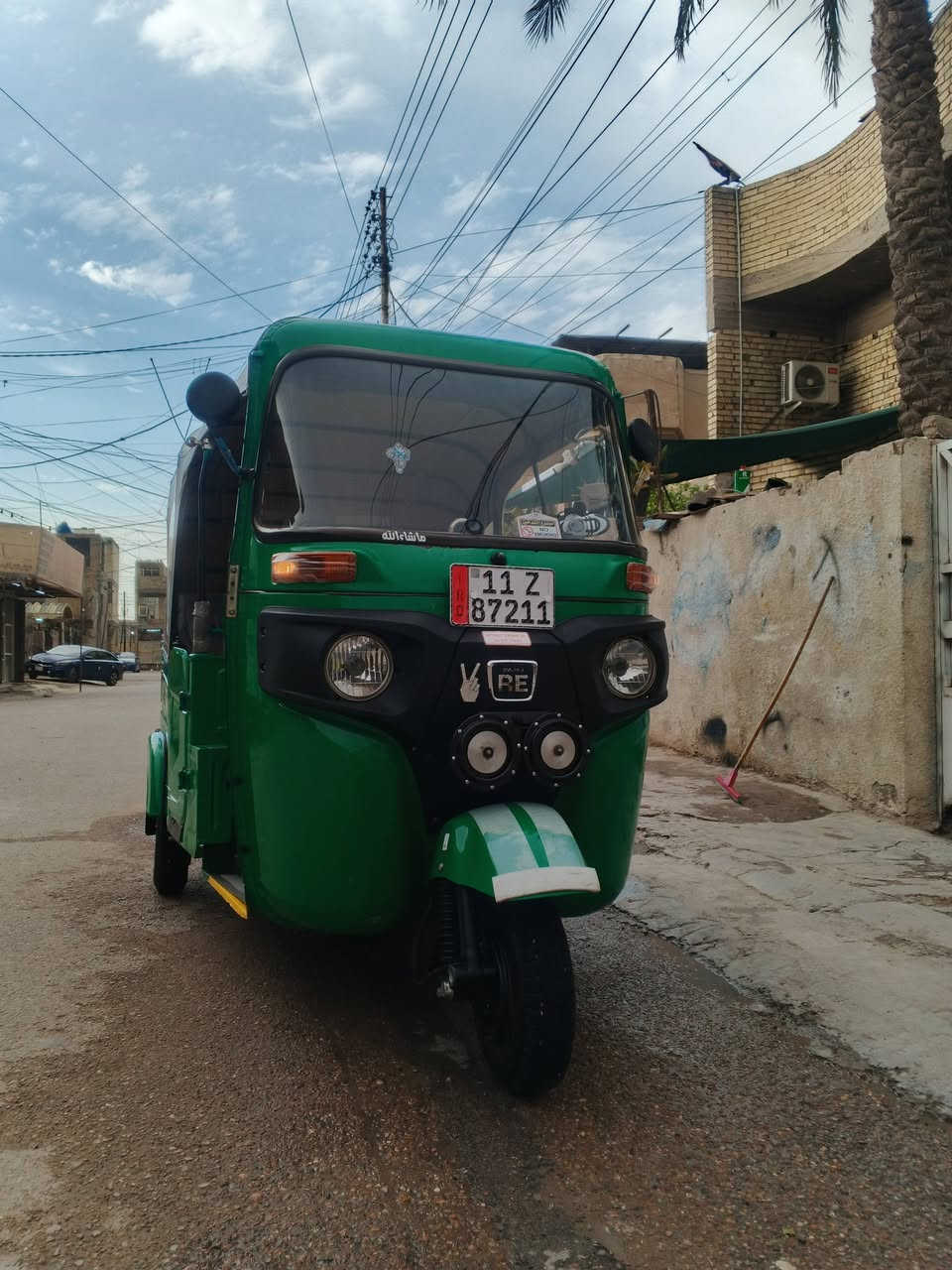 السلام عليكم تكتك ٢٢رقم و سنويه انكليزي كامله كبل للشارع بيهه دوس معمره مكينه جديده ممفتوحه كامله مسجل سفريات زنون ما ناقصهه شي و بل عافيه عل ياخذهه ملاحظه البوش مو وياهه مكاني بغداد البياع شرطة الخامسه رقمي ***********
