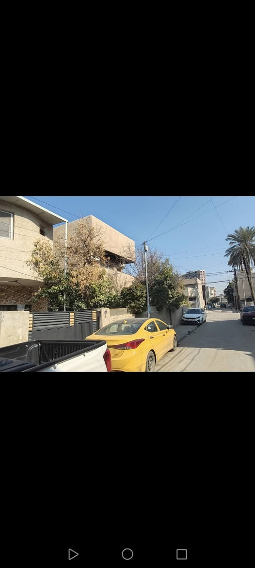 السلام عليكم بيت للبيع في منطقة سبع أبكار محله ٣٤٠ مساحته ١٠٥ واجهه ٥ نزال ٢١ بيت مكون من بيت ارضي مؤجر وشقه طابق ثاني مؤجره قريب عل الشارع العام للاستفسار ***********
