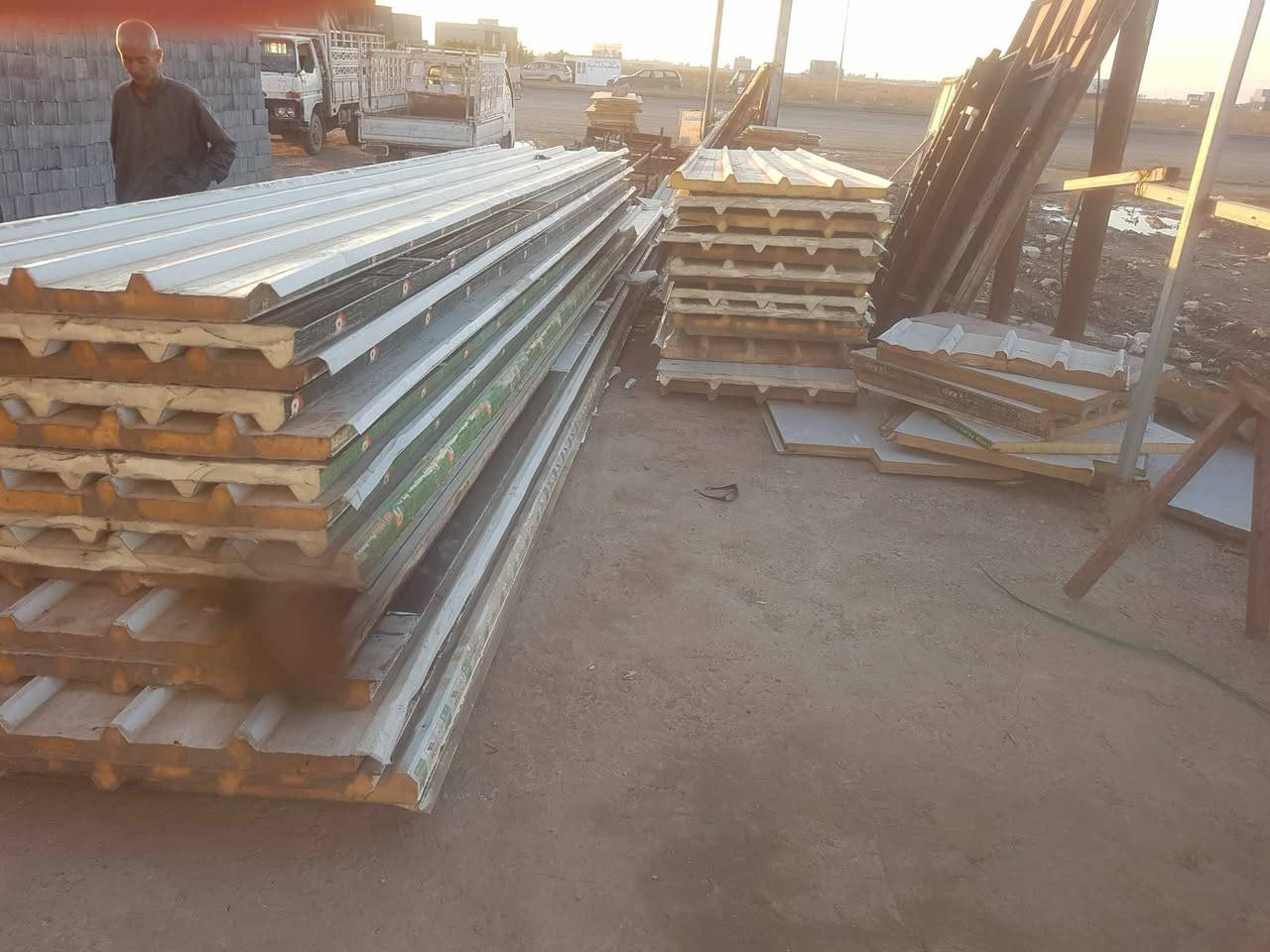 يوجد #سندويش مستعمل وجديد 
#ديالى ***********
