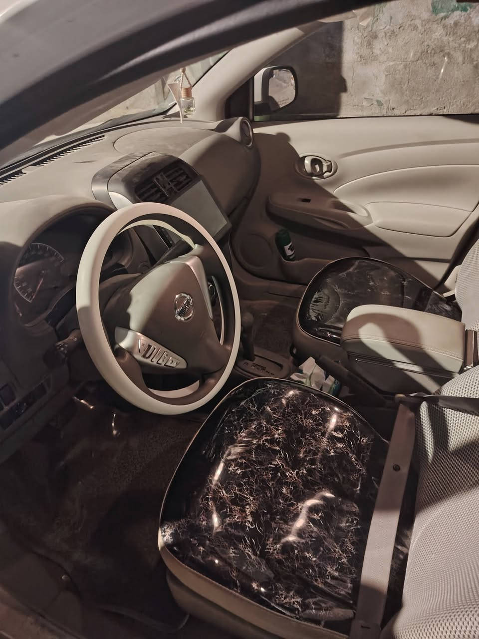 السلام عليكم نيسان صني شباك جديد موديل ٢٤ ماشية ٢٠ الف كفالة عامة من الصبغ التبديل موظف ما مشتغل تكسي بيها رقم الهاتف *********** السعر ١٢٥ وبيها مجال
