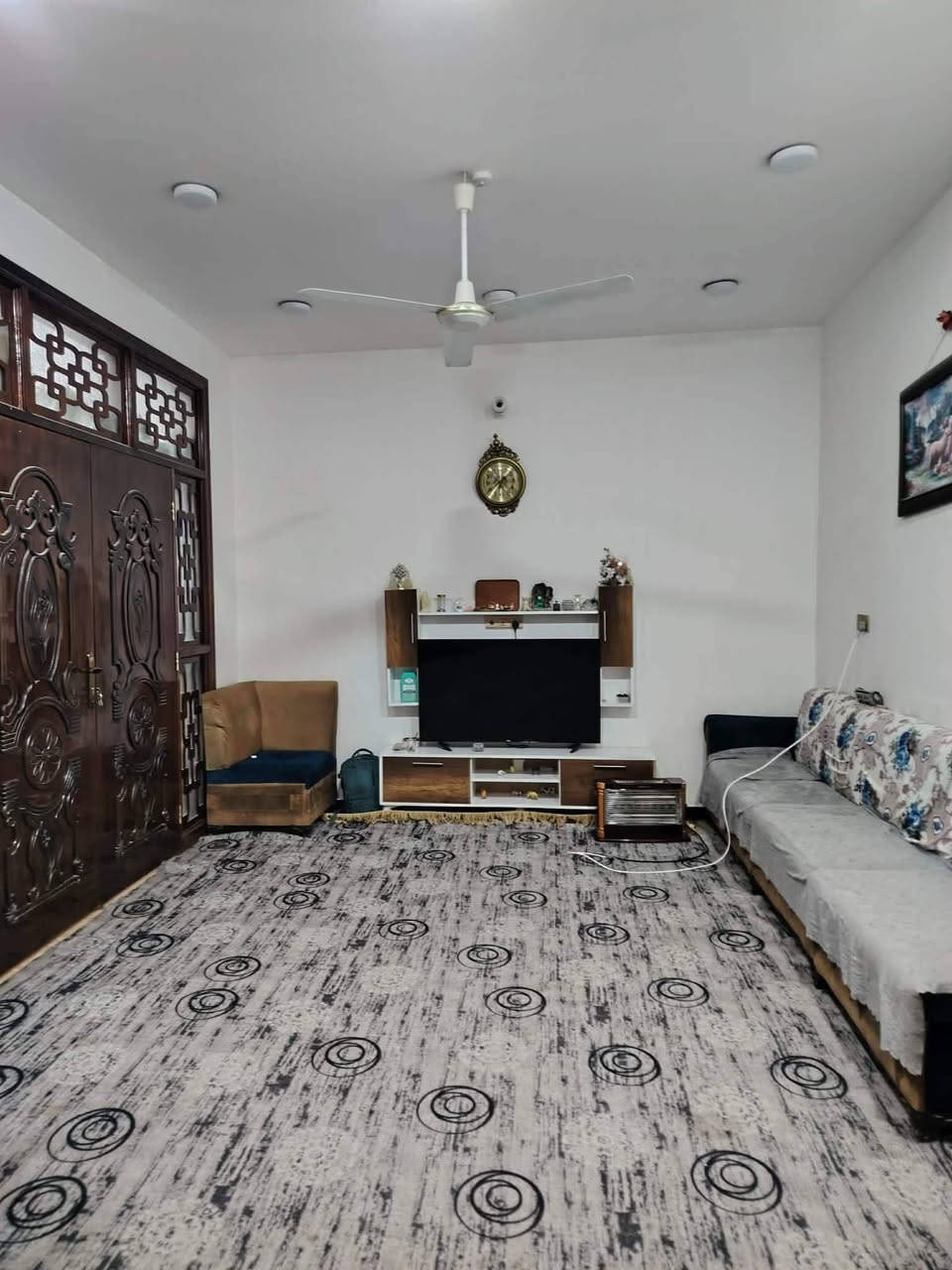 السلام عليكم بيت للبيع بنا حديث سنة 2023  المكان حي الصحة المساحة 195 طابو زراعي سند25 يبعد عن الشارع 150متر يتكون من طابقين الطابق الاول طارمة ،صحيات خارجية،استقبال،مطبخ،وهول،ومجع صحيات داخلية،وغرفتين2،ومنور،الطابق الثاني ماكامل ،الاستفسا علرقم***********
