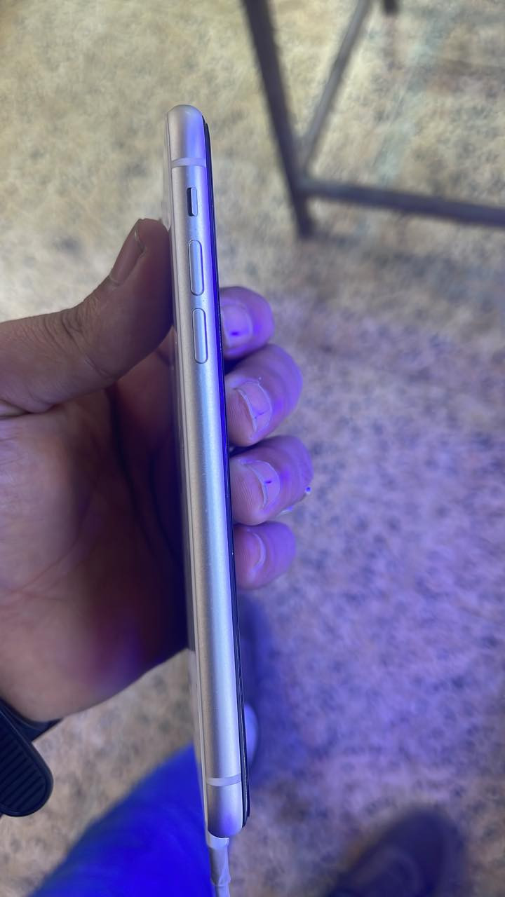 11عادي دبل سيم 
ذاكره ١٢٨
مبدل شاشا وفيس إيدي واكف 
سعر ١٨٠ موبايل نضيف مابي جلخه 
***********
