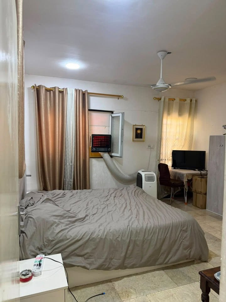 🏠 دار للبيع في بغداد - حي الجهاد طابو صرف
> 📐 المساحة: 200 متر
📏 الواجهة: 10 متر | النزال: 20 متر
📍 الموقع: حي الجهاد - منطقة الألفين
> المواصفات:
✔️ كراج سيارة + حديقة
✔️ مطبخ عدد 2 الارضي(حار وبارد)
✔️ 3 حمامات
✔️ سويت عدد 2
✔️ صالة استقبال كبيرة
✔️ مخزن +غرفة نوم ارضية 
> 💰 السعر: مناسب جداً بسعر قطعة ارض مستعجل على البيع
📞 للتواصل والاستفسار: ***********
