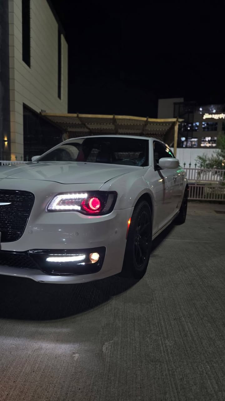 السلام عليكم
كرايسلر S300 موديل 2016  وارد امريكي بيها جاملغ وبنيد ولغد مبدل
وشويه بارد بجاملغ الخلفي سياره S فول مواصفات معروفه مواصفاتها بس بانوراما مابيها دمام بصندوك كشن حضن كشن كهربائي تدفئه ويل 18 وتخم تاير مكينه 3.6 مكينه وكير وحداده بلكارتون سياره جديده وحلوه لايت عدسه زرع عين حمره شرط نهار رقم اربيل سنويه منتهيه 
مكان السياره البصرة 
السعر 145 قفل بيها فقط حق جيه
 تفاصيل اكثر اتصل على رقم بي واتساب واتصال ***********
