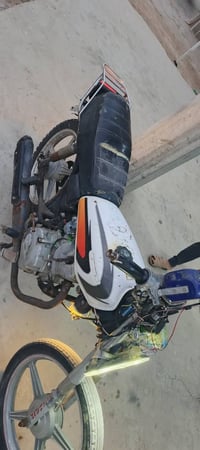 دراجه كلك مكفوله من كلشي ضفيره شغاله محرك نوع فيوم 5كير  دبوني الجوت 0...