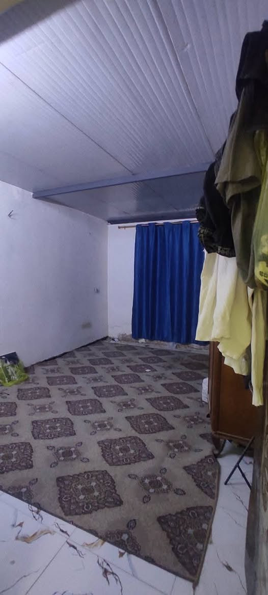 سلام عليكم توفر عندي بيت زراعي  مساحه 100متر --جبها 4--نزال --25-- طابق ونص --بي غرفتين منطقه كامله  كل الخدمات مي مجاري كهرباء تبليط  موقع البيت البلديات الضباط خلف الصحفيين قرب مدرسه زين القوس منطقه حي الامير فرع 10متار البيت صاير بصف ركن الاستفسار اكثر ***********رد واتساب ماسنجر
