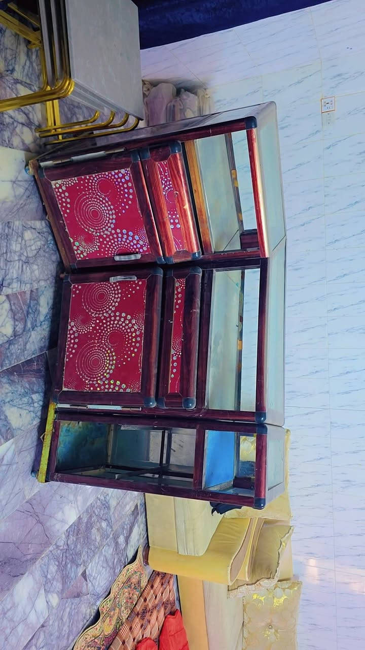 للبيع مكان جمعيه ميز ثقيل درجه اولى نضيف  قفل ب 50  بلاش البلاش ***********
