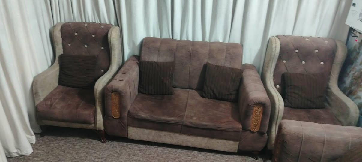 سلام عليكم عندي تخم 7 مقاعد نظيف مابي اي ضرر اسفنج ضغط عالي مستعجل ع البيع قنفه ام ٣ وقنفه ام ٢ و 2 كراسي سعره 225 وبي مجال مكاني الحريه شارع الدور قرب مصور عيسى للإستفسار ***********.
