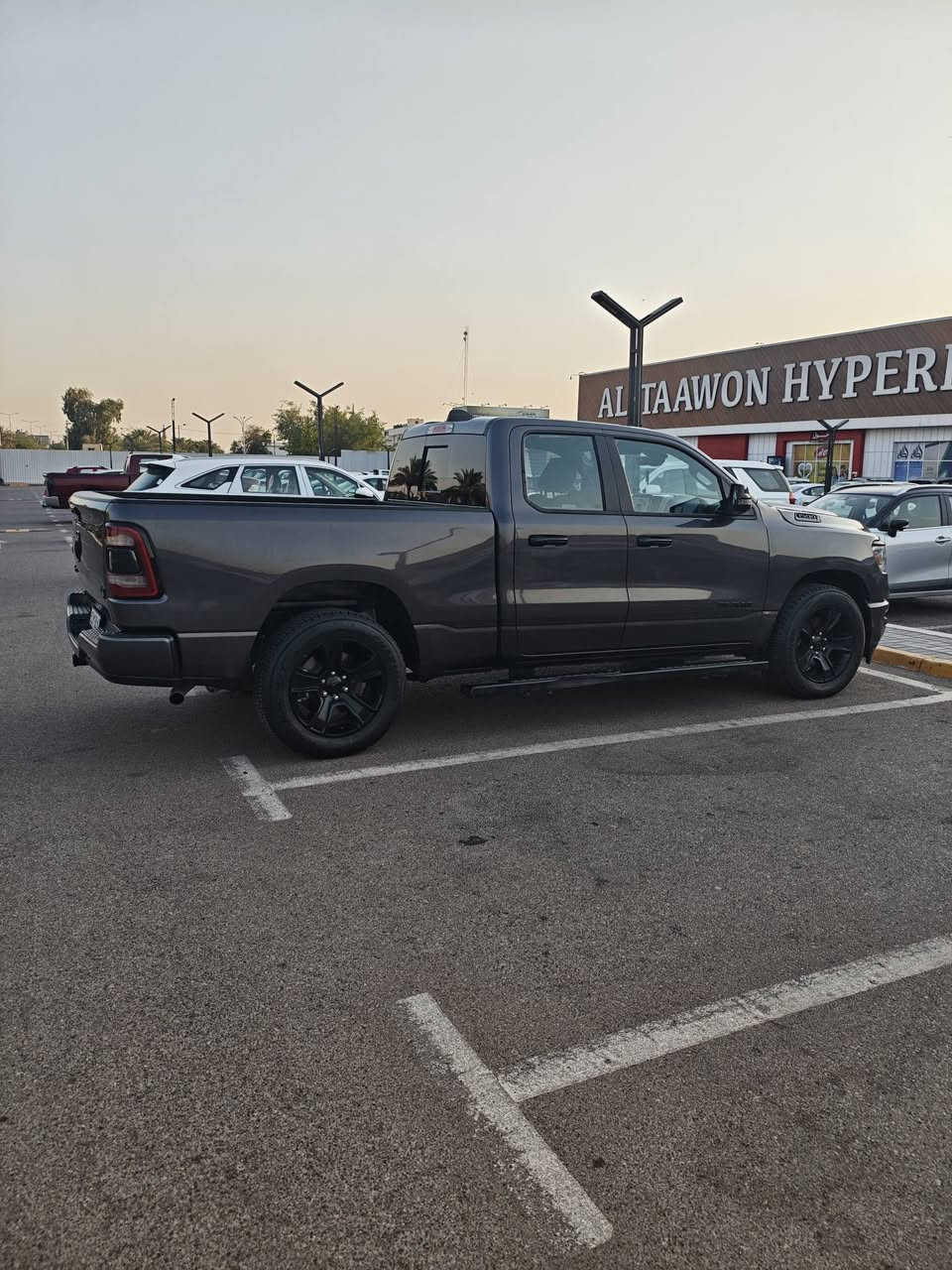 ماكو رام بهذا الموديل والموصفات بهيج سعر
RAM 1500 LONE STAR 2023 | رام لون ستار

الممشى: 46 ألف ميل فقط

المحرك: 6 سلندر ايتورك 3.6 (الاقتصادي)

البدي: طويل باب قصير 

🎩 المواصفات المميزة:

• لون خارجي Star Black الفخم

• مري شفط

• تشغيل عن بعد 🔑

• تدفئة مقاعد + تدفئة دركسون

• تعديل كهربائي لدواسات البنزين والبريك

• نظام توقف ذاتي + إطفاء المحرك لتقليل صرف الوقود

• نظام صوت الباين فاخر 22 سماعة + دمّام محيطي 🔊

• كشافات جانبية مع إضاءة ترحيب بالمرايا

• الجامّة الخلفية كهربائية

• شاشة كبيره (تيسلا) + حساسات أمامية وخلفية + كاميرا

• تبريد قطعتين

• ويل 20 تخم تاير جديد سنه 24

• لايتات + بك لايت لد

وبعد بيها هواي مواصفات

السيارة حادث بنيد مبدل ، الجاملغات بارد بشكل نظيف جداً. بدون شواصي

⚠️ ملاحظة: السيارة بيه حادث طفيف مسبق بامريكا وبيه صفحه رش وموجود تقرير carfax الحادث بتاريخ 2023

رقم بغداد باسمي

📍مكان السياره : بغداد

السعر /210 ورقه

فقط بيع ما اراوس 

☎️ ***********

💎 السيارة جداً، نظيفة من الداخل والخارج،

