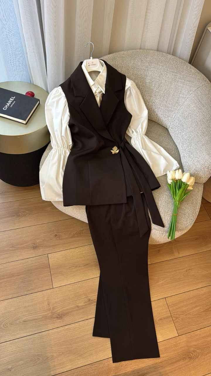 تقدم لكم شركة ريواز موديلنا الجديد 

* طقم بتصميم فاخر  Vip مع بروش هدية 🌹 
مكون من يلك مع بروش وكيلوت قطعه راقيه جدا  

القماش الاصلي جدا فخم   
* يلك مبطن طول 75 سم
كيلوت طول 105 سم كمر سحاب ولاستيك

* القياسات /
38/40/42/44/46/48 

* الوان / اسود نيلي جوزي وماروني 

* السعر  التوصيل بمبلغ 65 الف سميل, دهوك


**إذا كنت صاحب هذا الإعلان وتريد حذفه لأي سبب، رجاءا أرسل رسالة إلى الدعم الفني**