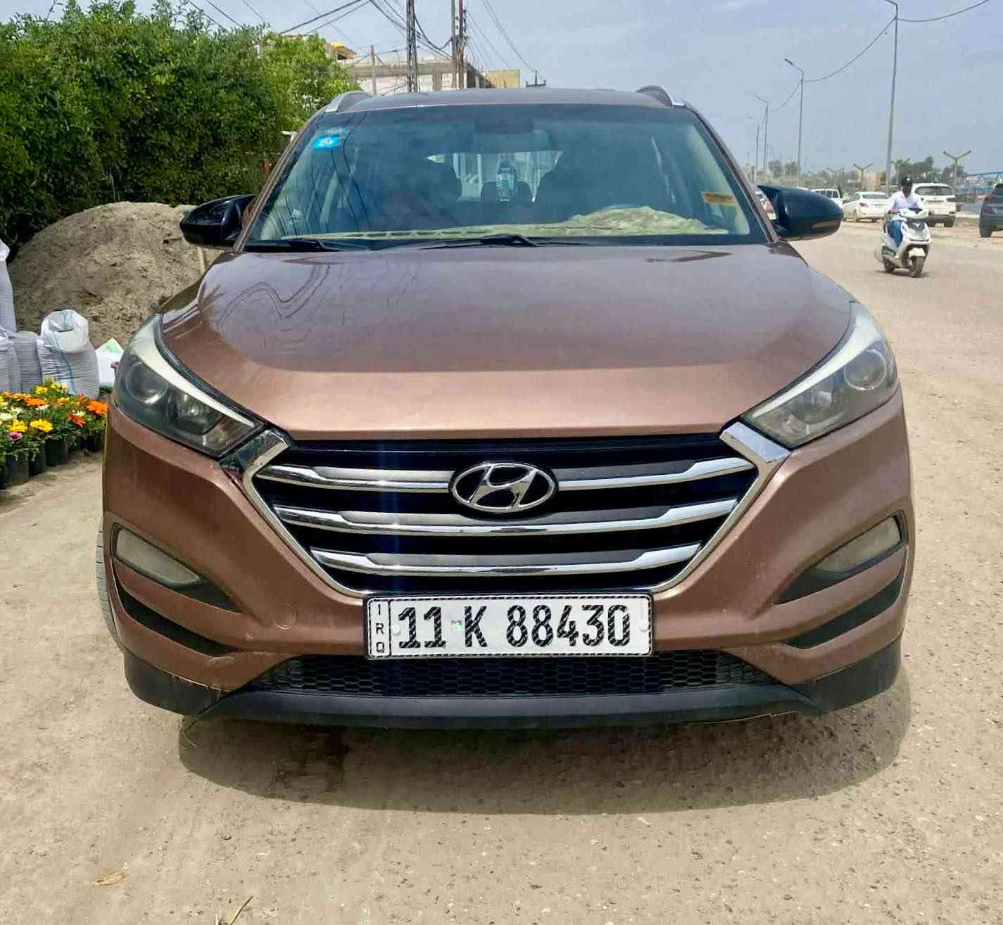 توكسان موديل 2017 
وارد أمريكي حادثه بدايت البنيد فقط  والبنيد مصبوغ 
مكينه 2000  مكينه وكير مكفول  
رقم بغداد باسمي شخصيا 
السياره جاهزه للاخير اي نقص مابيه  
مواصفات كراسي كهرباء ويل  كروم شاشه كامره. تحكمات 3 وضعيات قياده   وبيه هواي مواصفات 
حداديه تخم تاير تبريد كله  جديد 
مكان السياره حله حي الصحه 
السعر 137ورقه وبيه مجال 
رقمي *********** حلة, بابل
