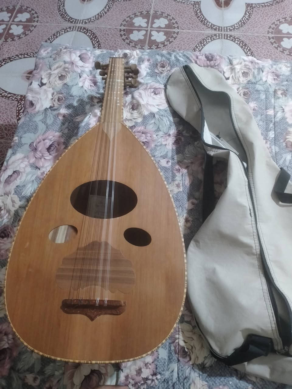 عود زرياب للبيع مع حقيبه وريشه كامل العنوان البصرة فقط لا يوجد توصيل العود جديد السعر 150 الف  الاتصال على رقم ***********
