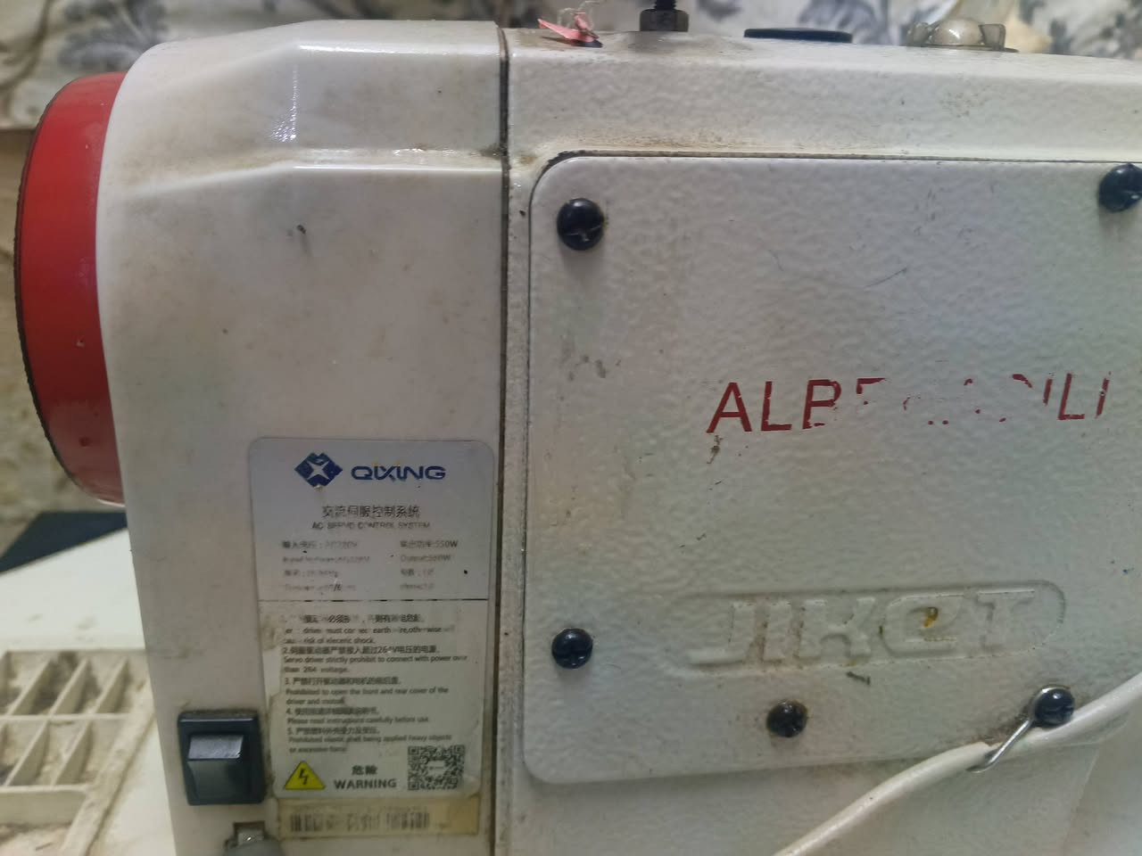 مكينه خياطه كاتم نضيفه نص امبير نضيفه ***********بي وتساب السعر 225
