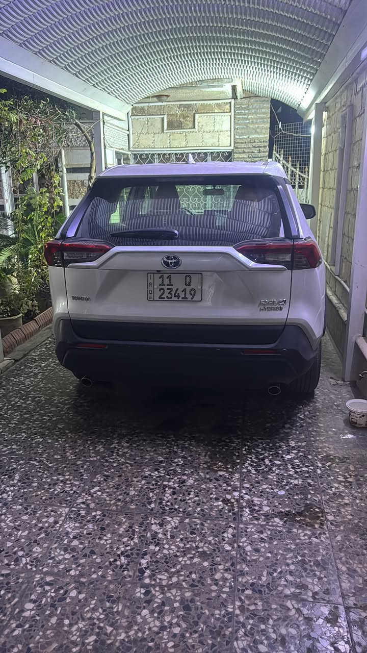 مواصفات 

السلام عليكم راف فور RAV4 هايبرد موديل 2024 للبيع ماشية 2070 كيلو أخت الزيرو بيها فقط بارد بين الابواب عكس السائق قليل موضح بالصور وبعض الملاحظات البسيطه السيارة خليجيه عبد اللطيف جميل السيارة نظيفة وماشية كلش قليل عارضها ب 275 ورقة وبيها مجال بسيط للطيبين  مكانها بغداد الاظمية
***********
   •   نوع المحرك: هايبرد 2.5 ليتر 4-سلندر + محرك كهربائي
   •   القوة الإجمالية: حوالي 214
   •   العزم: حوالي 225-250 Nm مع دعم المحرك الكهربائي  
   •   ناقل الحركة: CVT هجين
   •   نظام الدفع:دفع رباعي AWD E-Four 
•   المقاعد: 5 ركاب
   •   شاشة مركزية لمس مع Apple CarPlay / Android Auto
   •   تكييف أوتوماتيكي شاشة
   •   عجلة قيادة متعددة الوظائف

 •   مصابيح أمامية نهارية LED
   •   عجلات 18 إنش

•   فرامل ABS + EBD + BA
   •   مثبت سرعة ذكي
   •   نظام مراقبة ضغط الإطارات (TPMS)
   •   كاميرا خلفية + حساسات
   •   أنظمة Toyota Safety Sense

 •   الطول: ~4600 مم
   •   العرض: ~1855 مم
   •   الارتفاع: ~1685 مم
   •   قاعدة العجلات: 2660 مم
   •   عدد المقاعد: 5
   •   Apple CarPlay / Android Auto
   •   Bluetooth + USB
   •   6 سماعات صوتية
   •   التحكم في الثبات
   •   مراقبة ضغط الإطارات
