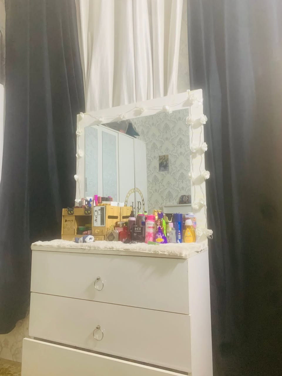 السلام عليكم غرفه تركيه للبيع نضافه ٨٠بالميه خمس قطع ***********مكان كربلاء سعرها ٣٠٠
