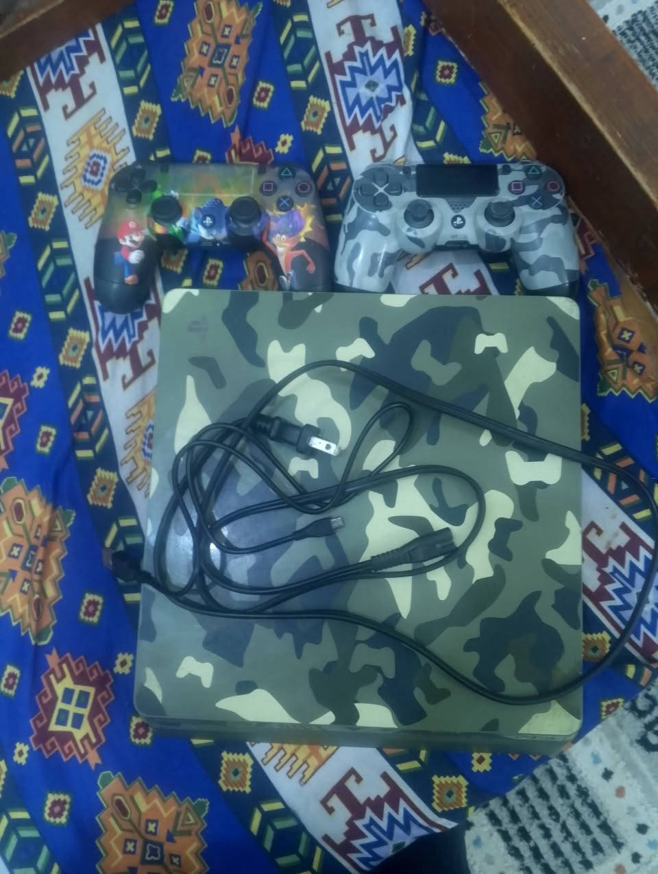 سلام عليكم للبيع بلي فور ذاكرة 512 الجهاز حيل نضيف وياء ثلاث اقراص العاب و ليدات اثنين السعر 300الف وبي مجال رقم الهاتف ***********
***********
