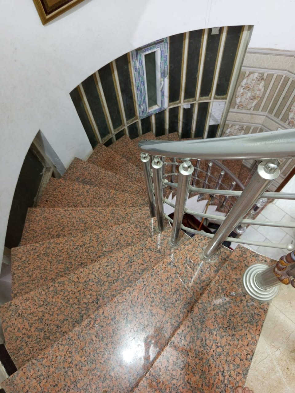 بيت للبيع موقع مميز قريب جدا من شارع الكورنيش عرض شارع ٨ متر
مساحه ١٨٠متر
غرفتين ومطبخ وصاله وهول وصحيات 
للاستفسار الاتصال علرقم ***********
