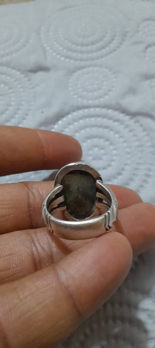 سلام عليكم محابس للبيع عقيق يماني طحلبي عتقد وعقيق يماني ما مجروخات محابس الكاط قديمات البيع سعر ثنينهن 100مكاني العماره الرقم ***********
