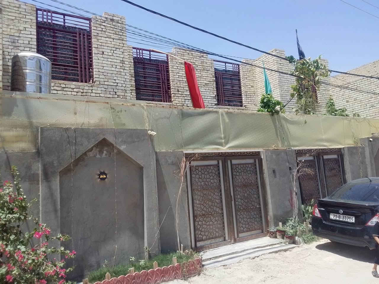 سلام عليكم هيكل باقي سراميك وصب طابق ثاني عدد 2يصلح حسينية يبعد4كيلوات عن الامام الحسين عليه السلام كل هيكل بي 3غرف نوم و3 صحيات سعر البيت 85 مليون بي مجال قليل  للاتصال ***********وتساب
