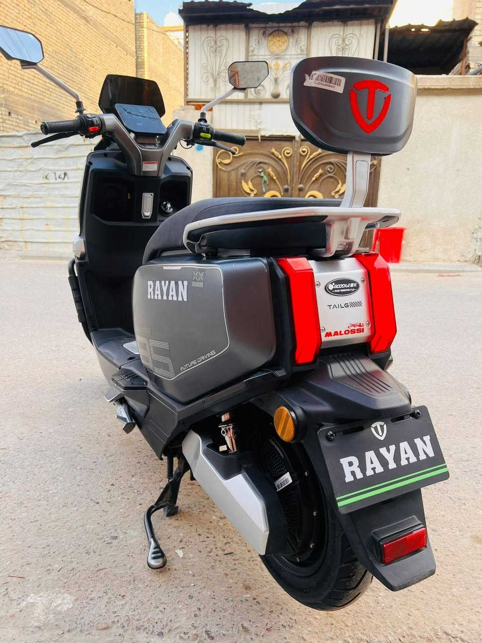 سلام عليكم ورحمه الله وبركاته 
دراجه شحن ريان الصاعقه 2025 
ملف 2000 عدد البطاريات 6 كبار 
عداد سرعه 49 عدد النمر 3 
بصمتين تشغيل عن بعد قفل ذاتي 
والريان معروف بموصفاته ومتانته 
السعر 950 قفل قفل 
مكاني بغداد ***********
