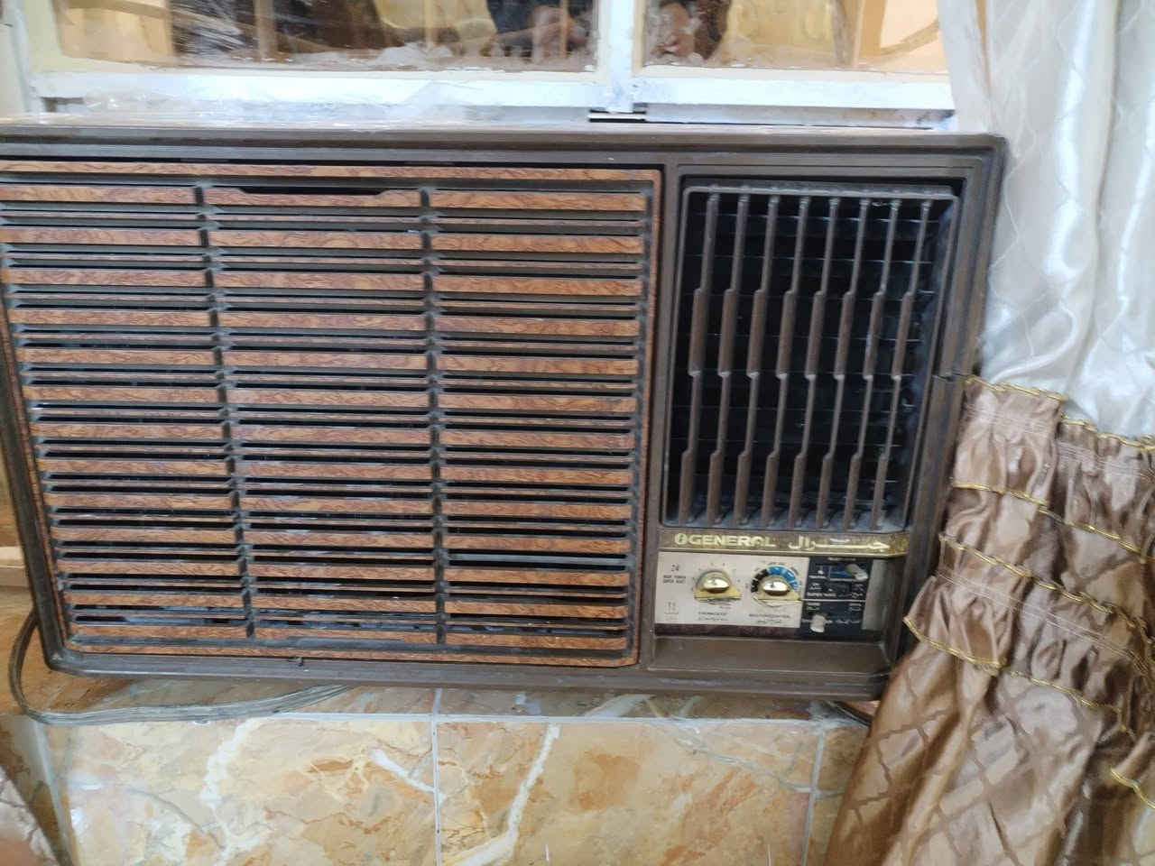 مكيفات عدد2جنرال  ياباني شغالات تبريد ثلج الواحد 300الف مكاني الحسينة..... رقم الهاتف ***********
