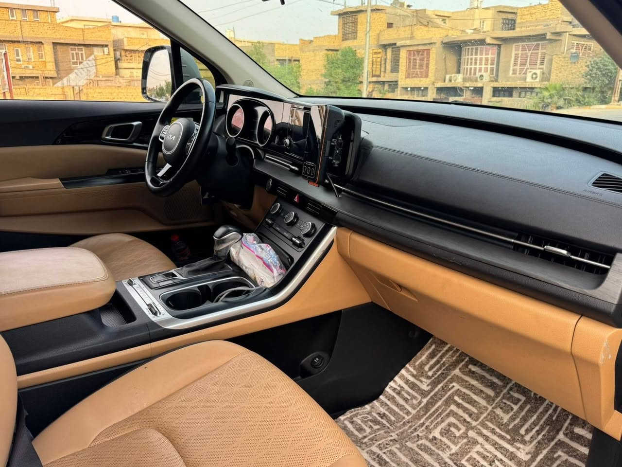 للبيع كرنفال موديل ٢٠٣٣ وارد كوري غاز + بانزين بلادي من الشركة مكفولة من الحادث والصبغ والتبديل كفاله عامه رقم واسط حره تحويل مباشر يوجد كشنات اضافية في الصندوق الخلفي  يعني السياره ١٠ راكب مكان السياره الكوت السعر ٢٥٠ ورقه ...للتواصل  ***********
