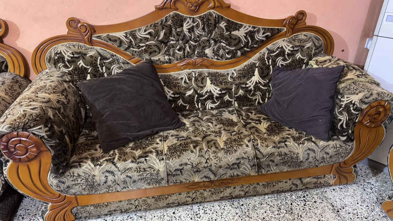 تخم ثقيل عشر مقاعد مستعمل السعر ٣٠٠ الف بغداد حي الإعلام للتواصل على الرقم ***********

