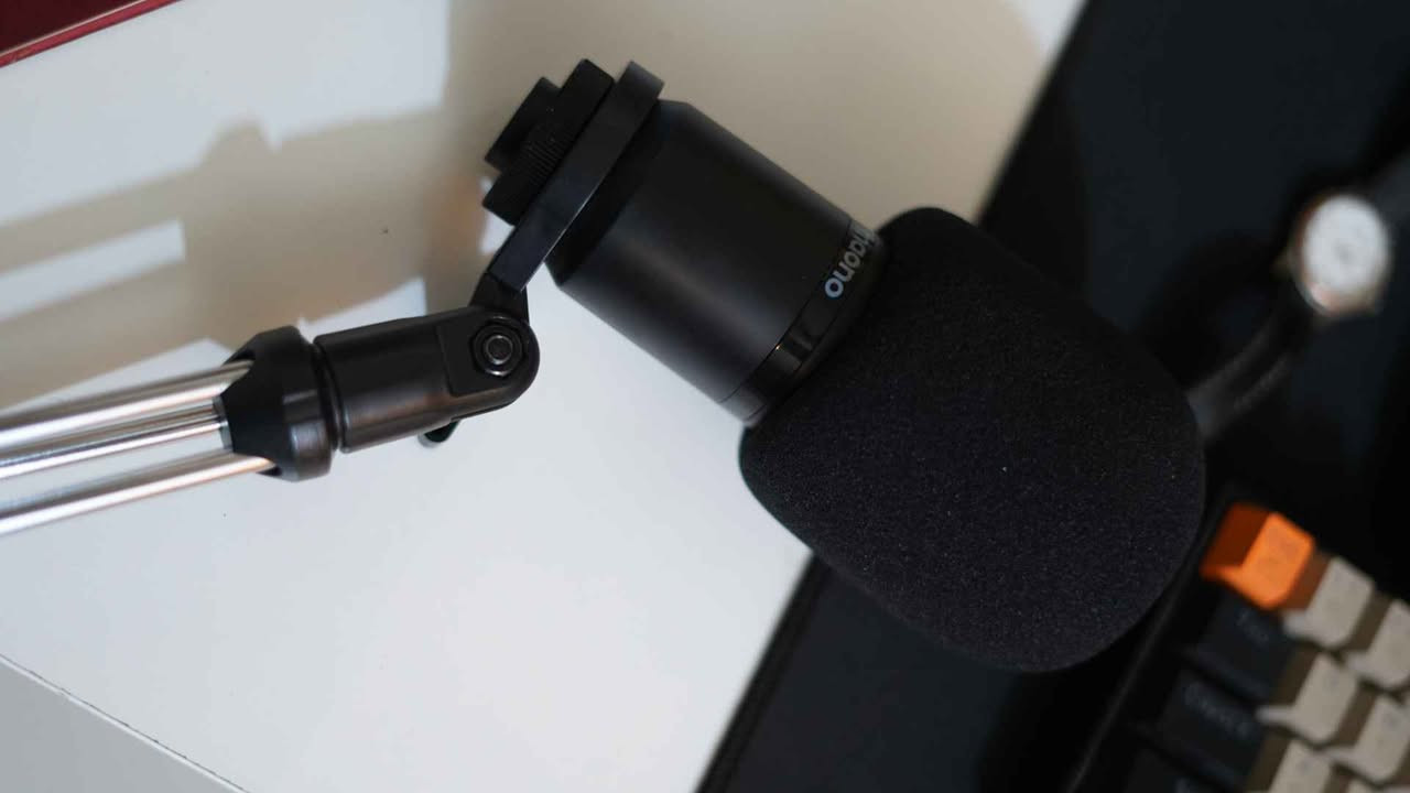 📢 للبيع: باقة البودكاست والبث المباشر المتكاملة MaonoCaster Lite S1 (الموديل AU-AM200)
الحالة: مستعمل بحالة شبه جديدة تماماً (نظيف جداً وبكامل ملحقاته وأسلاكه الأصلية).

إذا كنت تريد البدء في صناعة المحتوى، البث المباشر (Live Streaming)، الألعاب، أو تسجيل المقاطع الصوتية والمكالمات بجودة عالية وسعر اقتصادي، فهذه الحزمة توفر لك كل ما تحتاجه في صندوق واحد دون الحاجة لشراء معدات إضافية.
🎙️ مواصفات ومميزات كرت الصوت (Mixer) بالتفصيل:
بطارية مدمجة وقابلة لإعادة الشحن: يحتوي على بطارية مدمجة بقوة 1200\text{ mAh} تدوم حتى 8 ساعات من العمل المتواصل، مما يتيح لك التسجيل والبث في أي مكان دون الحاجة لربطه بالكهرباء.
دعم البث لعدة أجهزة معاً: يمكنك البث المباشر على 3 أجهزة في نفس الوقت (مثلاً: هاتفين ولابتوب) عبر منافذ الإخراج المتعددة.
مؤثرات صوتية تفاعلية: يحتوي على 8 مؤثرات صوتية جاهزة (ضحك، تصفيق، تشجيع، إلخ) بالإضافة إلى 4 أزرار مخصصة يمكنك تسجيل مؤثراتك الخاصة عليها.
التحكم بالطبقات والميكس (Equalizer): بكرات منفصلة للتحكم في مستوى صوت المايك (Mic Gain)، وصوت الموسيقى الخلفية (Music Volume)، بالإضافة إلى فادرز (Faders) للتحكم في مستوى صدى الصوت (Echo) ومراقبة الصوت (Monitor).
مغير الأصوات الذكي (Pitch/Voice Changer): إمكانية تحويل صوتك بضغطة زر إلى (صوت امرأة، صوت رجل، صوت طفل، أو صوت روبوت).
ميزة الـ Denoise والـ Sidechain: زر لعزل الضوضاء الخلفية إلكترونياً، وزر الـ Sidechain الذي يقوم بخفض صوت الموسيقى تلقائياً بمجرد أن تبدأ بالتحدث ليبرز صوتك بوضوح.
اتصال بلوتوث: يتيح لك ربط هاتفك بالكرت لاسلكياً عبر البلوتوث لتشغيل الموسيقى أو المؤثرات الخلفية دون الحاجة لأسلاك معقدة.
🎚️ مواصفات المايكروفون المرفق والمحتويات:
نوع المايكروفون: مايك مكثف (Condenser) عالي الحساسية، ممتاز لالتقاط تفاصيل الصوت ونبرة الكلام بوضوح عالي.
حامل مكتبي مدمج: يمنع الاهتزازات ويأتي مع قاعدة ثلاثية (Tripod) لثبات ممتاز على الطاولة.
سماعة أذن سلكية: مرفقة مع الطقم للمراقبة الفورية للصوت أثناء التحدث (Zero-Latency Monitoring) وبدون أي تأخير.
الحقيبة الكاملة للكيابل: تشمل كابل USB-C للشحن والتوصيل بالكمبيوتر، بالإضافة إلى كيابل AUX 3.5mm لتوصيل الهواتف الذكية.

السعر: 90,000 دينار عراقي (قفل). بغداد, العراق


**إذا كنت صاحب هذا الإعلان وتريد حذفه لأي سبب، رجاءا أرسل رسالة إلى الدعم الفني**