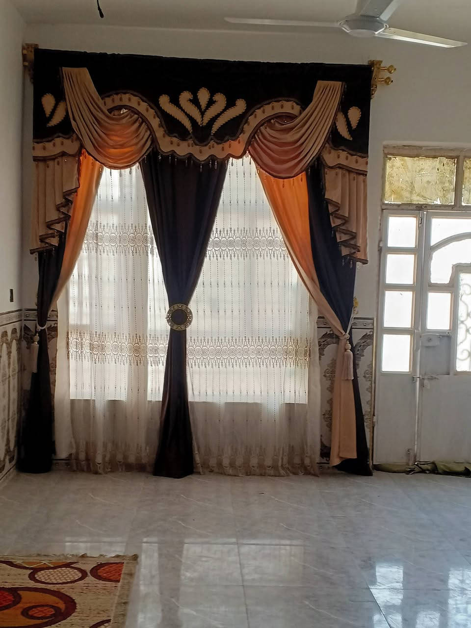 سلام عليكم  بيت للبيع طريق دغاره ديوانيه مجمع النسيب مساحه300متر ***********
بي واتساب
