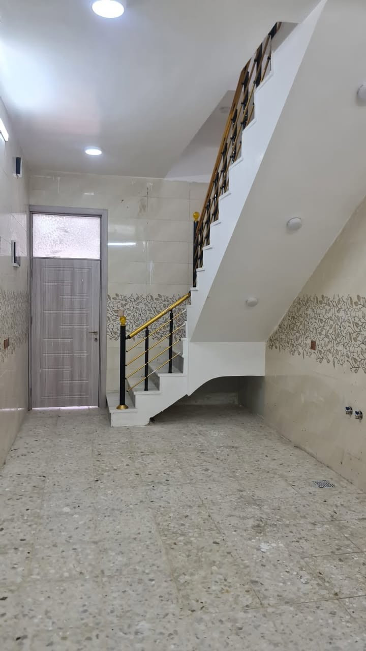 (بسم الله الرحمن الرحيم ) 

دار للبيع 
المساحة 74 متر،الواجهة 3.34متر 
طابقين كاملة مع بيتونة كبيرة 
سطحين امامي وخلفي 
استقبال حولي كبير 
3 غرف نوم 
3 حمامات 
البيت بناء حديث
📍الموقع الشعب
للاستفسار ***********
***********
