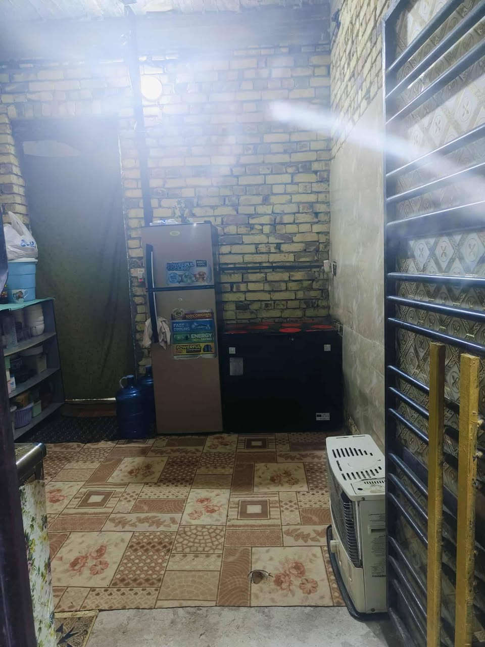 بيت للبيع في مجمع التوحيد العفلوگي بناء حديث وشغل درجه اولى نواقص قليله 
السنيه السياحي قرب سكة القطار
المساحة 100م تفاصيل اكثر اتصال ***********
