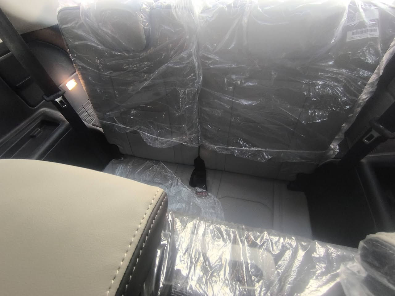 إعلان بيع سيارة (جيتور X70 - Comfort)
جيتور X70 موديل 2026 - بحالة الوكالة (زيرو)
السيارة جديدة جداً،   وماشية مسافة قليلة جداً. جاهزة من كل نواحيها .
📝 التفاصيل والمواصفات:
الموديل: 2026.
الفئة: كومفرت (Comfort).
المسافة المقطوعة: 1,500 كم فقط 
الحالة: كفالة عامة
الضرر: كلين تايتل (بدون حادث، بدون صبغ، بدون تعديل) - سيارة كرت كفالة من الدعامية للدعامية.
الرقم: لوحات بغداد 
✨ أهم المواصفات:
محرك 1.5 توربو، عزم وقوة واقتصادية بالوقود.
7 مقاعد جلد، واسعة جداً للعوائل.
فتحة سقف بانوراما عملاقة.
شاشة كبيرة 10 إنش مع كاميرا خلفية وحساسات.
بصمة تشغيل وبصمة أبواب.
رنقات 20 إنش رياضية.
نظام تثبيت سرعة (Cruiser Control).
تحكم ستيرين كامل وتبريد قطعتين. وبعد بيها مواصفات 
السيارة جديدة وبوضع الوكالة، رايدها189$
مكاني بغداد
تواصل خاص او رقم هاتف
***********
موجود واتس
