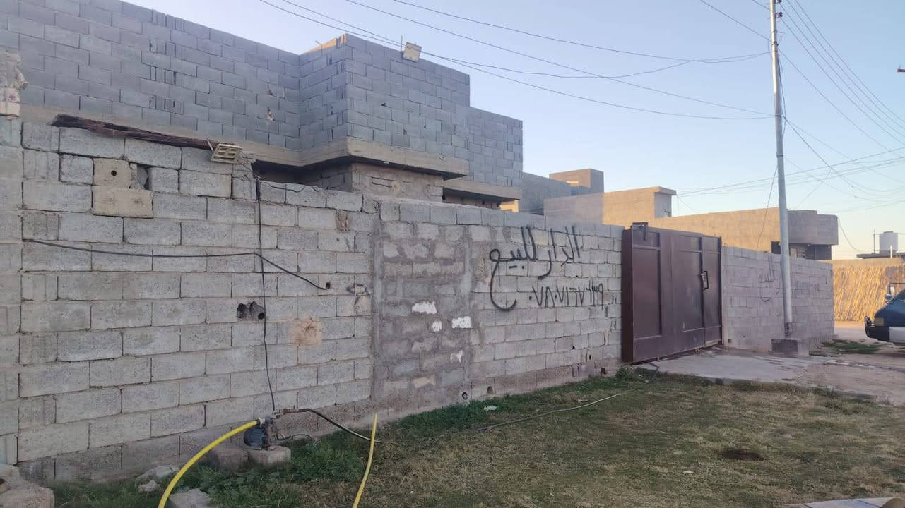 سلام عليكم ورحمة الله وبركاتة دار للبيع مساحه 200ومعه 150قطعه فارقه.. مكان فلوجه قريت المختار قريب مدرسه سعد بن عمير..... السعر.. 48بيه مجال بسيط... استفسار على رقم ‏‪***********‬‏
