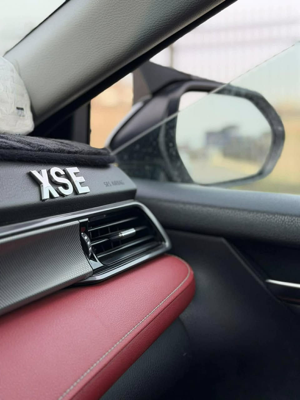 سلام عليكم سيارة تويوتا كامري 2020 للبيع فئة xse رياضية ست سلندر مكينة و كير افلون السيارة بيها جاملغ وره صبغ اهنا بالعراق جاملغ كدام مبدل امريكا و ربع بونيد السيارة حيل نظيفة مابيها نقطة دواخل او ايرباك و مسوين اله كماليات كامل و ماشية 48 مايل يعني 98 كيلو 
سيارة فول الفول مواصفات 
كشنات كهربائي و هيتر و تبريد 
بانوراما 
كاميرا 360 درجة 
داخل احمر 
حساسات امامي خلفي جانبي
تحديد سرعة 
خط الطريق 
سقفه بلادي اسود 
خلف و كدام حاسة 
ابواب اثنين بصمة
بريك بصمة 
اوتو هولد 
مراية تعتيم ذاتي
لايت و بكلايت و صندوق بصمة
بيها ثلاث انضمة قيادة ايكو نورمال سبورت
السيارة بأسمنا و سنويته جديدة لحد 2031 ما بيها اي مصاريف تواير بطارية كلشي جديد بيها تحب تحويل او وكالة حاضرين و مكان السيارة بكركوك اسكان و سعره 215 و بيها مجال كلش قليل للاستفسار اكثر ***********
