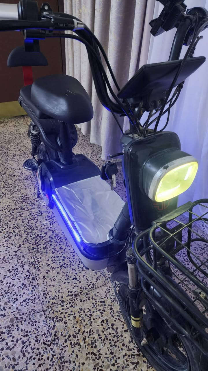 🚲 للبيع | دراجة شحن كهربائية ⚡
دراجة نظيفة وجاهزة للاستخدام اليومي، مناسبة للشغل والتوصيل. 
✅ بطارية قوية. 
✅ إنارة أمامية LED. 
✅ سلّة أمامية واسعة. 
✅ مقعد خلفي. 
✅ اقتصادية جداً بالشحن والكهرباء. 
✅ استخدامها خفيف. 
✅تتحمل وزن. 
📍الموقع: (كركوك حزيران )
💰السعر: (190بيه مجال شوي)
📞  المراسلة: (***********او على مازينجر)
