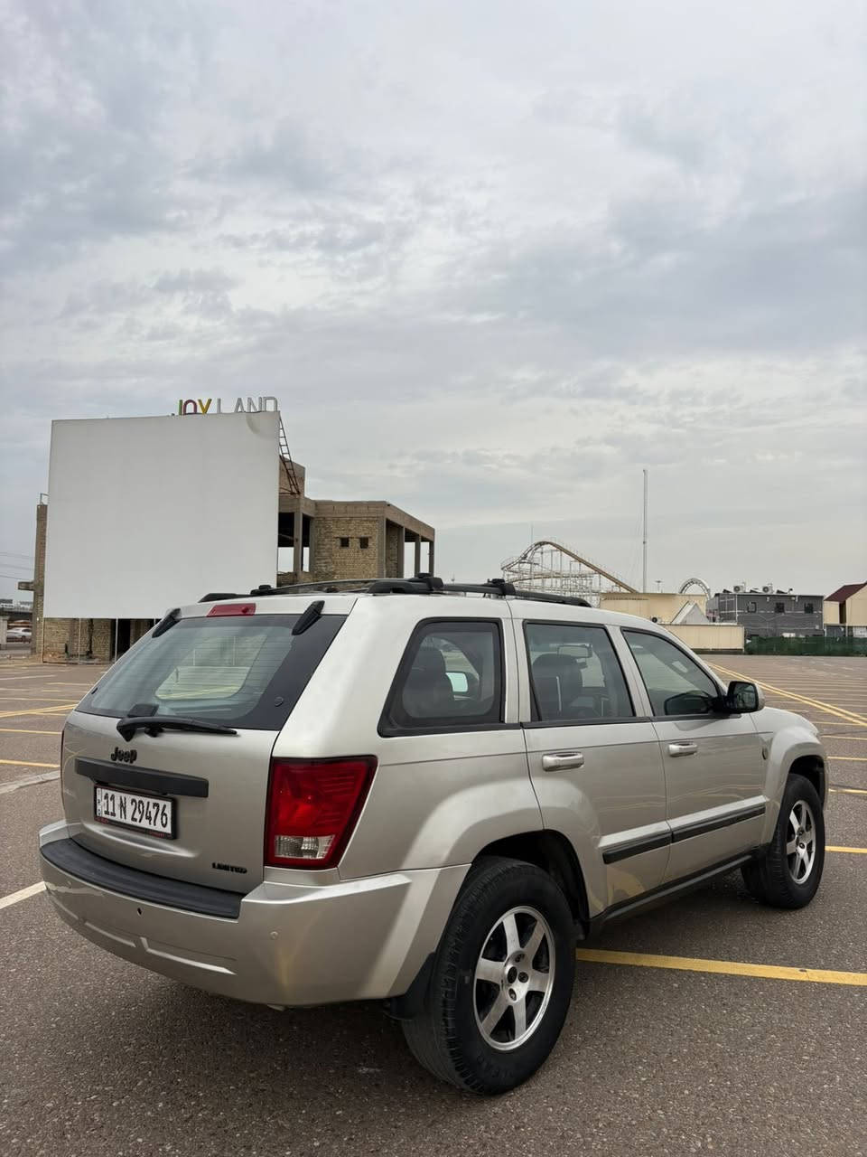 السلام عليكم جيب لاريدو لمتدد فول مواصفات مكينة 3.7 V6 كشنات جلد تدفئة مقاعد سلايد دوسات بريك بانزين كهرباء تصعد وتنزل السياره فول ومناقصها شي حادثها جاملغ وبنيد فقط ومصبوغة احزام بسبب الجراد فقط رايدها 95 ورقة بسمي تحويل ثاني يوم  مكاني بغداد حي الجامعة ٠***********
