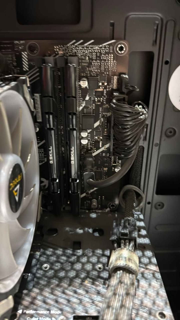 اللوحة الأم (Motherboard)
​الموديل: ASUS PRIME B760M-A D4
____
كرت الشاشة (Graphics Card)
​الموديل: ASUS Dual GeForce RTX™ 3060 Ti
​الذاكرة: 8GB من نوع GDDR6
_____
مزود الطاقة (Power Supply Unit)
​الموديل: ASUS TUF Gaming 650W Bronze
​القدرة: 650 واط.
_____
مبرد المعالج (CPU Cooler)
​الموديل: Antec A400i
​النوع: مبرد هوائي (Air Cooler)
____
هارد  M2 تيرا 1
____
رامات 16
____
معالج Intel Core i7-12700K
_____
شاشة كمبيوتر كيمنك اودسي جي 4 - 27 انج - FHD Odyssey G4 Gaming Monitor - 27 inch - FHD بغداد, العراق


**إذا كنت صاحب هذا الإعلان وتريد حذفه لأي سبب، رجاءا أرسل رسالة إلى الدعم الفني**