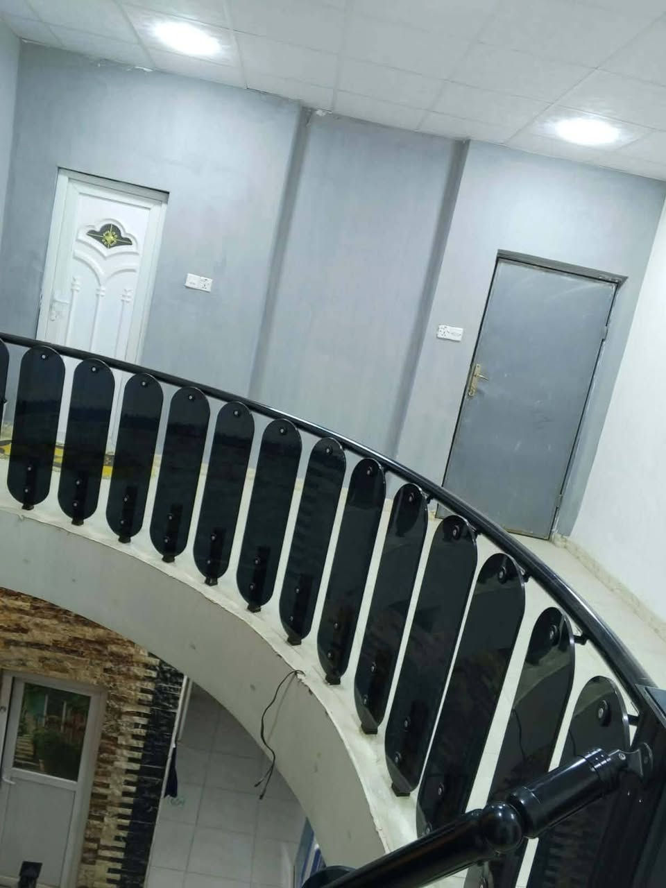بيت 100متر للبيع🏠
طابقين 
.........
طابق الاول 
بي ساحه وحمام خارجي 
وستقبال ومطبخ حار ومطبخ بارد وصال وحمام داخلي مكشوفه وغرفه 
..........
الطابق ثاني 
بي حمام وغرفتين وصاله 
......
موقع البيت 🛣️
ميلاد فاو حي الاساتذه قريب ع مستوصف جوادين همين قريب ع مدرسه ام كتاب 
........ 
للتواصل 📲
خاص او علئ رقم واتساب 
......
***********
