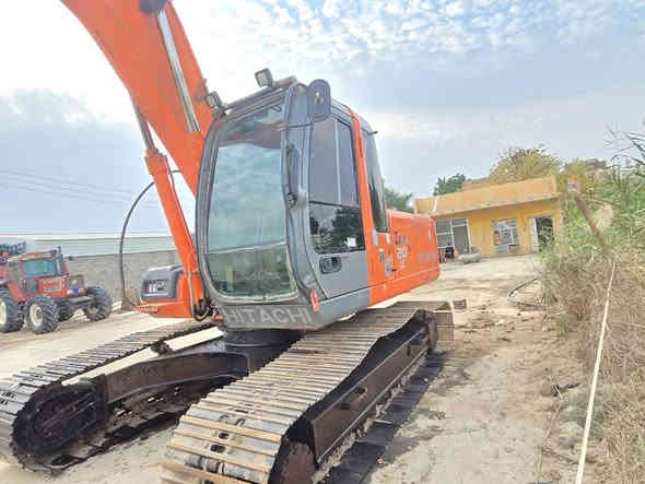 يالله سلام عليكم للبيع حفاره موديل 2006اصل مكفوله كفاله عامه حجم 210السي رقم اربيل سنويه 27تحويل مباشر حداده جديده سرفه 70جاهزه عل اخير مال جناي مكان ذي قار قضاء الرفاعي باغي الفاصيل اتصل وتدلل  ***********
