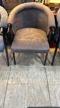 كراسي العداد 650 سعر الواحد 25000 قفل قفل لواحد صاير عليه ب65 الف مكان...