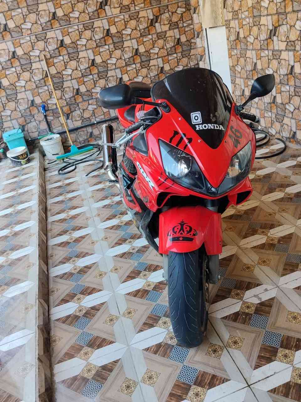 السلام عليكم شباب 
دراجه بطح افوراي 
محركه 600cc
محرك كير ضفيره عقل ع بلاد مملعوب بيهن 
كشرها كدام عينكم بيه ملاحضات كشر 90 ب ميه 
دراجه ماشيه 45 وارد امريكي 
حماوه 105 نكره سلف 
مكاني بابل حله تجي من باب بيت تأخذها 
متواجد خاص *********** 
سعرها 25 بيها مجال قليل
