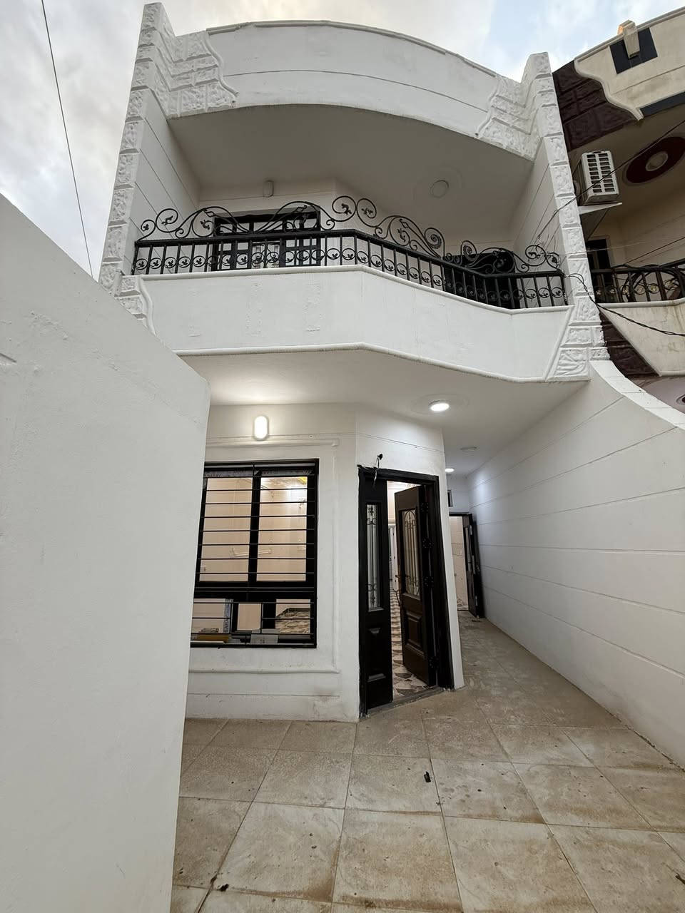 دار البيع تكريت حي التجنيد
مساحة ١٠٠ متر واجة ٥ نزال ٢٠ متر
البيت طابقين على حديقة 
٣ غرف نوم 
٣ مجموعات صحية
صالة واستقبال ومطبخ وكراج
السعر ١١٨ مليون وبي مجال
للاتصال ***********
مكتب يوسف للعقار
