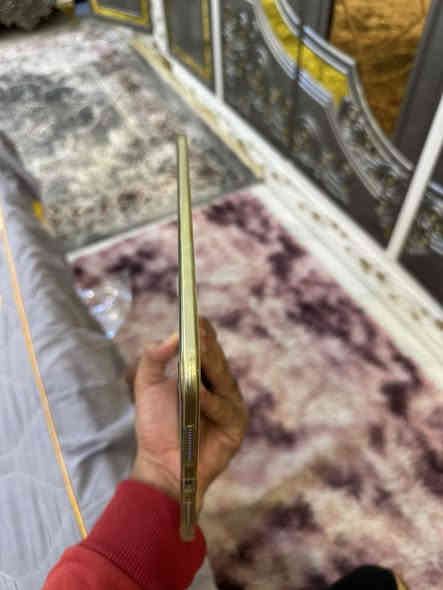 ايباد بروm4 ذاكرة ٢٥٦ بطاريه ٩١ والنضافه الف بالميه مكفول من كلهه سعره٩٥٠ وبي شي بسيط ***********
